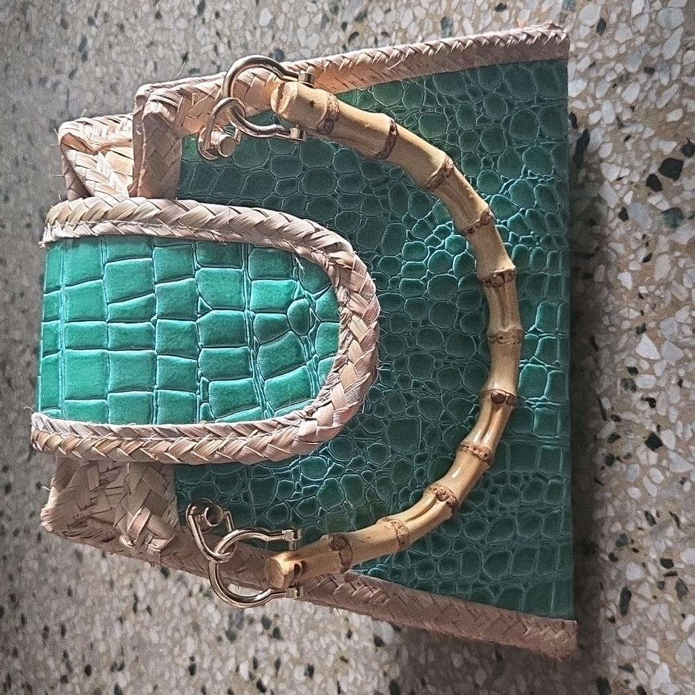 NWOT!! Elegant Green Croc-Embossed Women's Bag